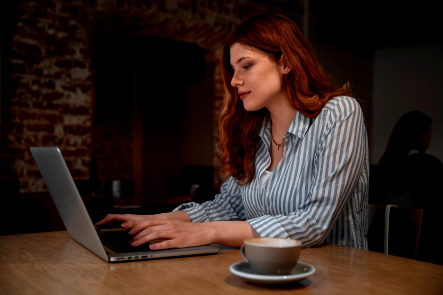 Espace de travail avec ordinateur et documents financiers